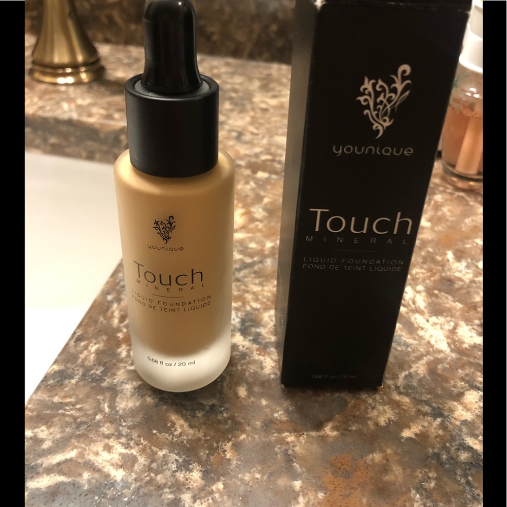 Younique foundation (Lace)